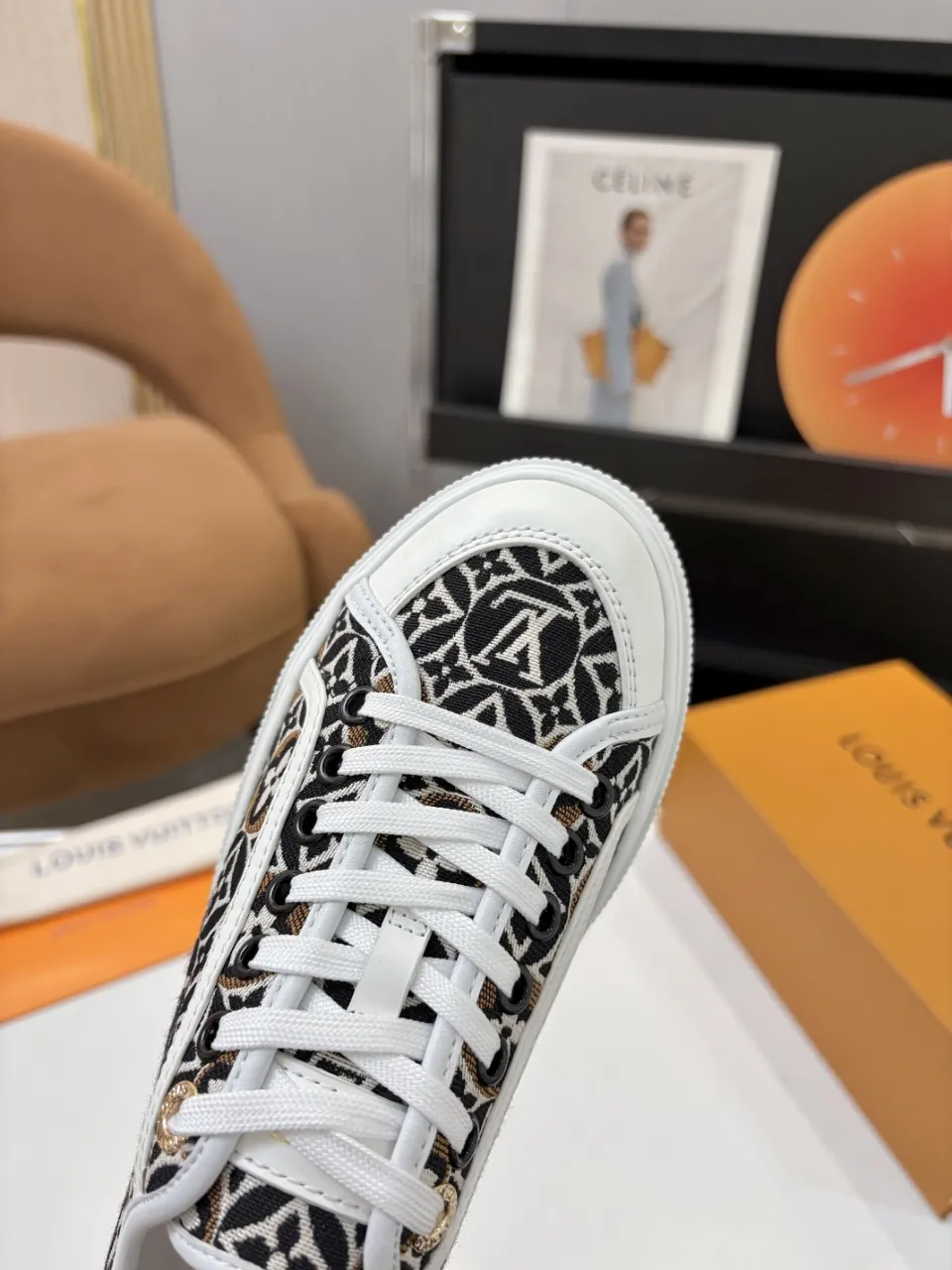 p580🐮🐮 LV couple skate shoes｜Classic jacquard, the ultimate code for a sweet outing! 👫** This pair of shoes is Louis Vuitton's love letter to fashionistas💌 - **classic presbyopic skate shoes**, the perfect choice for couples to go out on the street!  🔸 **Luxury details are a must-have**: Jacquard fabric  🔸 **So comfortable that you don’t want to take it off**: The sheepskin lining is skin-friendly and breathable, warm in autumn and winter without stuffing your feet, refreshing in spring and summer without being sticky, and you can wear it with a high-end feel in all seasons!  🔸 **Steady sense of security**: Non-slip rubber outsole, perfect grip, accompanying you through romantic streets.  **💑 Couple outfit inspiration**: ▪️ For boys, pair with leggings + baseball cap for a trendy street look!  ▪️ Girls can wear short skirts or shark pants, and the sweet and cool style is easy to choose~ **#Louis Vuitton #couple shoes #presbyopia classic** **👉 Click to collect and become the most fashionable CP in the circle of friends with him! ** Fabric: Imported cowhide/classic jacquard fabric Lining: Sheepskin lining Sole: Original rubber sole Size: Women’s size 35-42 (40/41/42 customized) Men’s size 39-45 (39.45 customized)